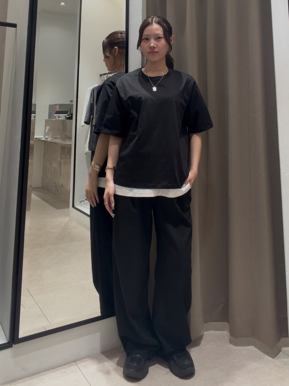 ブラック系のTシャツ/カットソー、ホワイト系のTシャツ/カットソーを着用したレディースの夏コーディネートの2枚目の写真