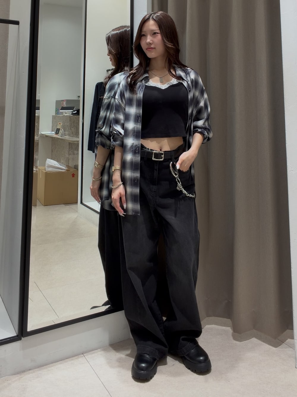 ブルー系のシャツ/ブラウス、ブラック系のその他シューズ、ブラック系のデニムパンツを着用したレディースの夏コーディネートの2枚目の写真