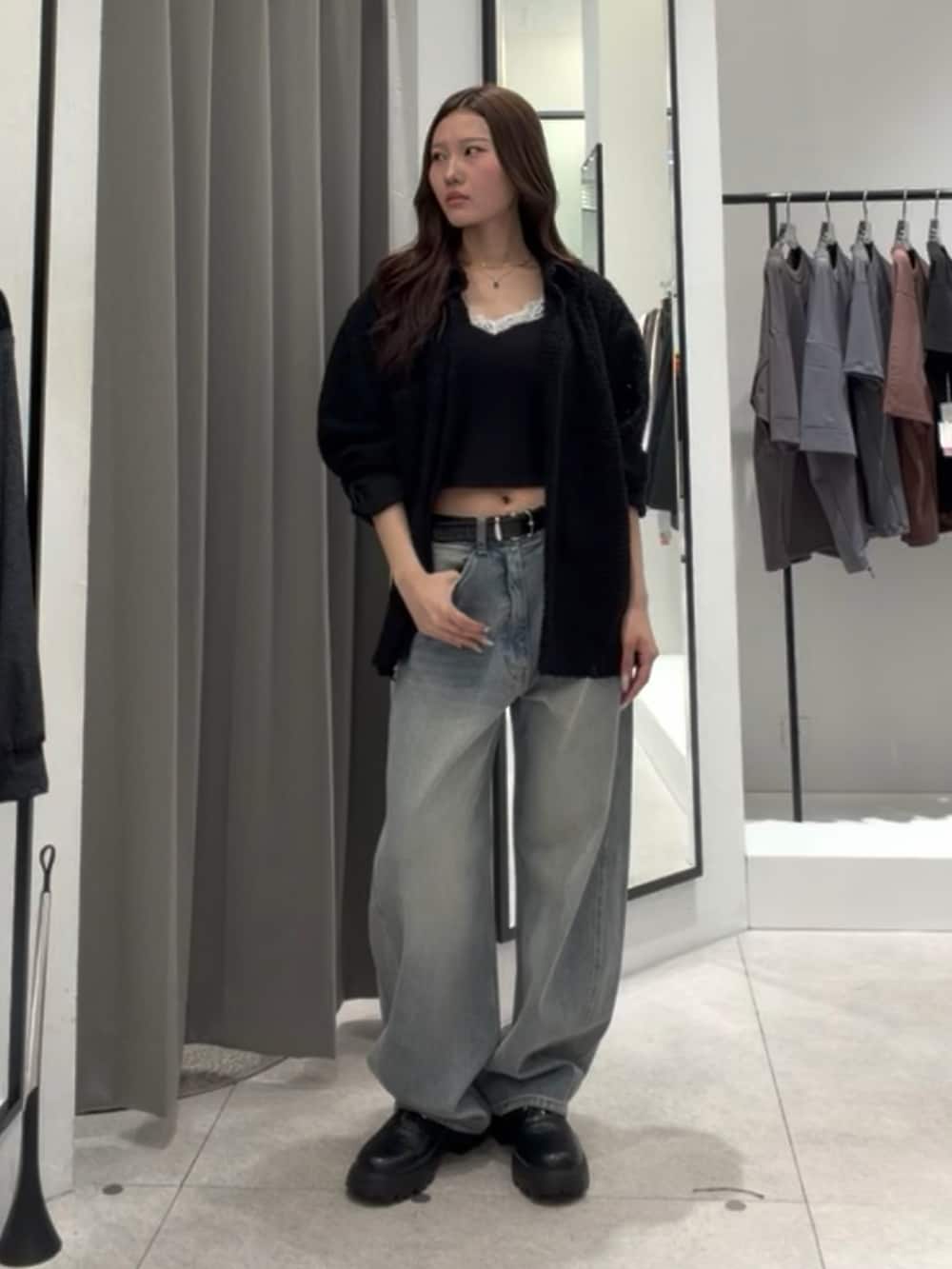 ブラック系のシャツ/ブラウス、ブルー系のデニムパンツ、ブラック系のその他シューズを着用したレディースの秋コーディネートの2枚目の写真
