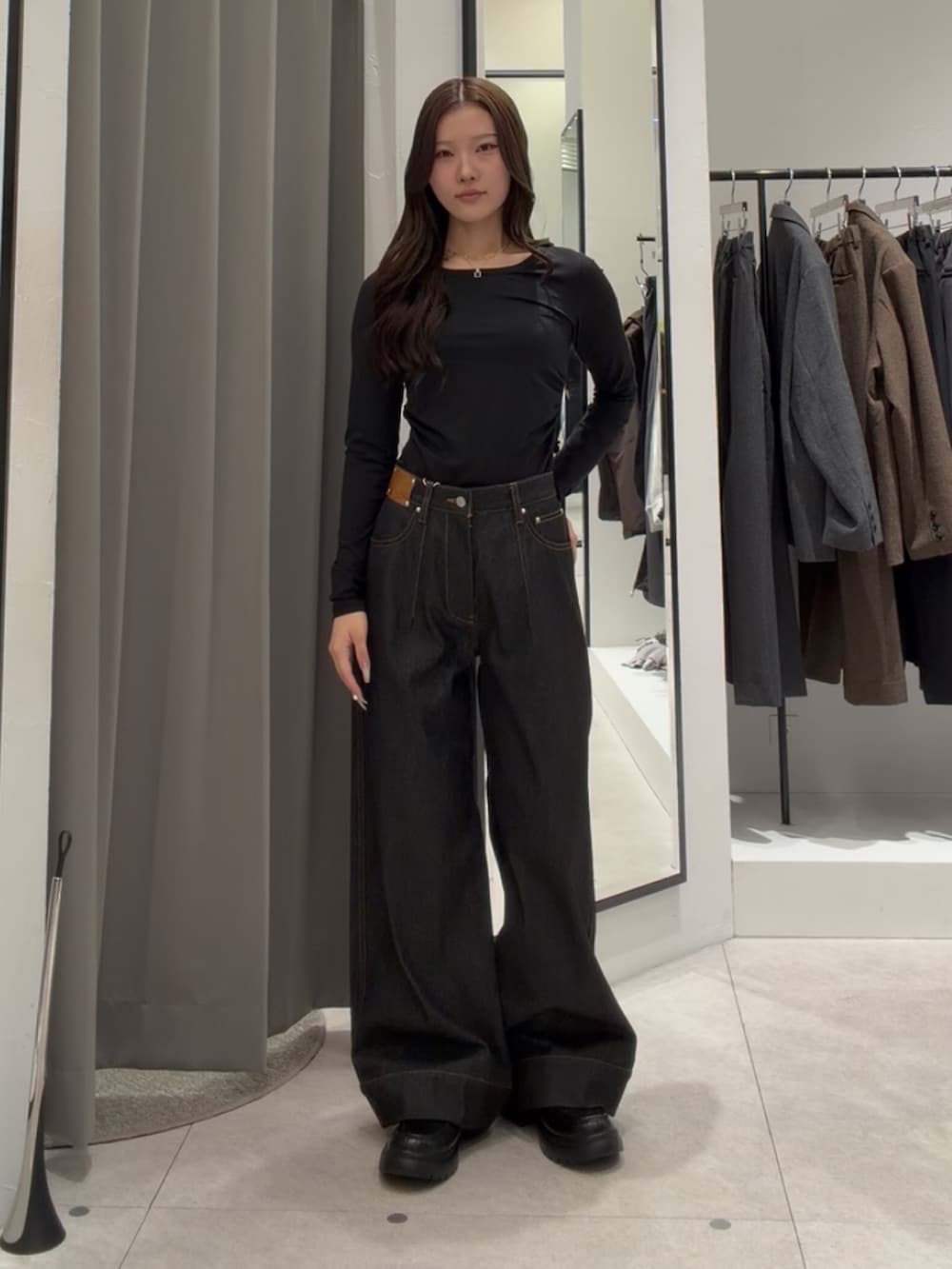 ブラック系のTシャツ/カットソー、ブラック系のその他シューズ、ブラック系のデニムパンツを着用したレディースの秋コーディネートの2枚目の写真