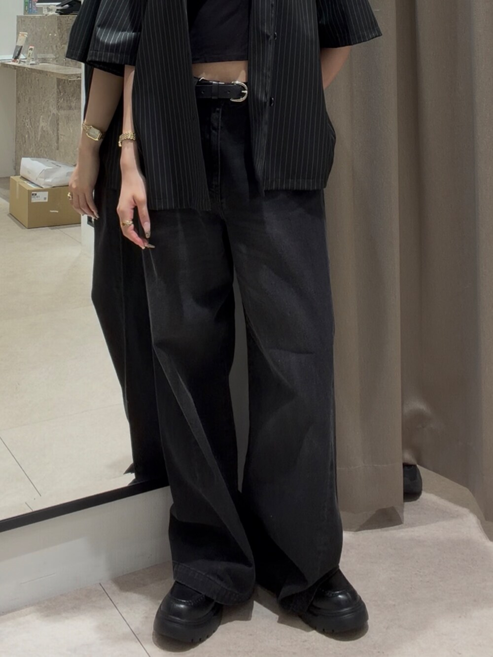 ブラック系のシャツ/ブラウス、ブラック系のデニムパンツ、ブラック系のローファーを着用したレディースの夏コーディネートの3枚目の写真