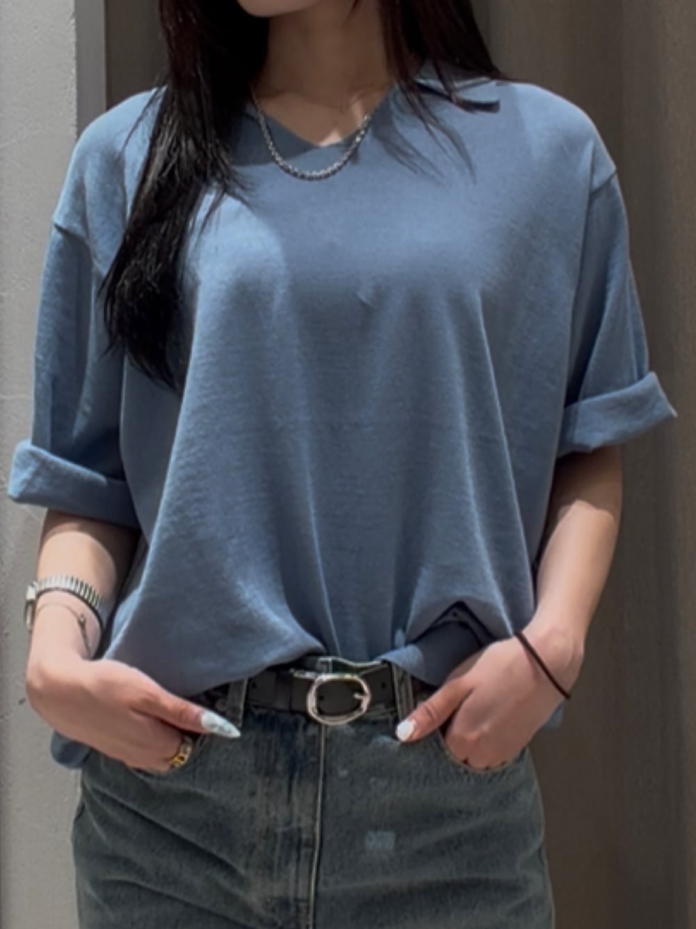 ブルー系のTシャツ/カットソー、ブルー系のデニムパンツ、ブラック系のその他シューズを着用したレディースの春コーディネートの6枚目の写真
