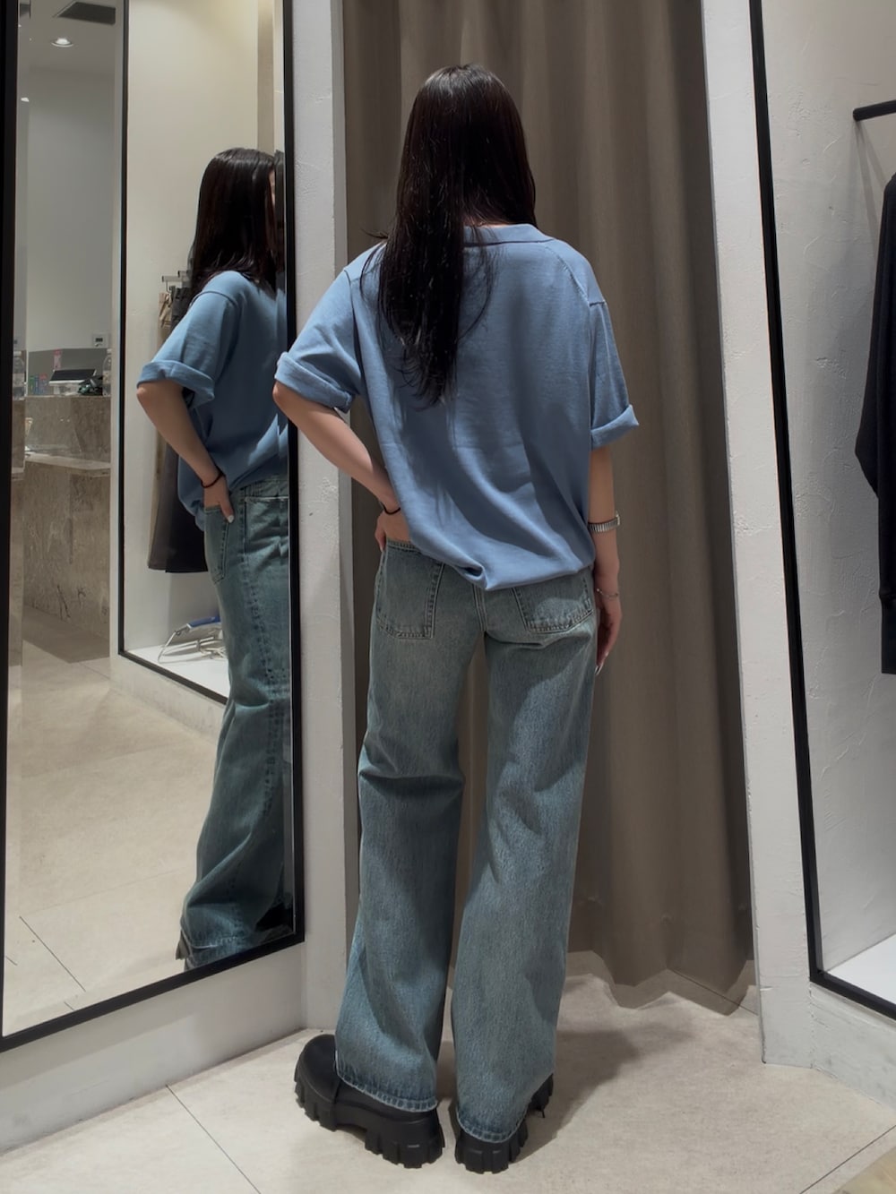 ブルー系のTシャツ/カットソー、ブルー系のデニムパンツ、ブラック系のその他シューズを着用したレディースの春コーディネートの4枚目の写真