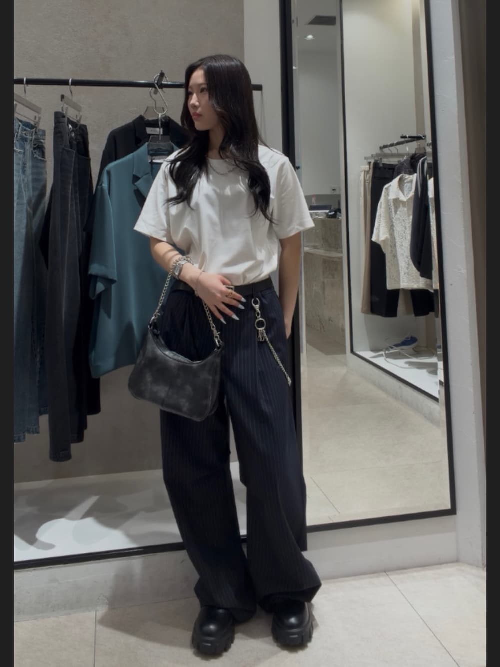 ホワイト系のTシャツ/カットソー、ブラック系のその他シューズ、ブラック系のショルダーバッグを着用したレディースの春コーディネートの3枚目の写真