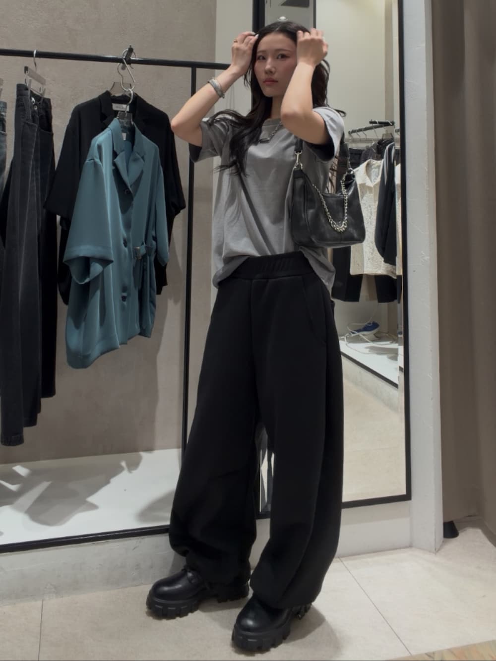 ブラック系のショルダーバッグ、ブラック系のその他シューズ、グレー系のTシャツ/カットソーを着用したレディースの春コーディネートの2枚目の写真