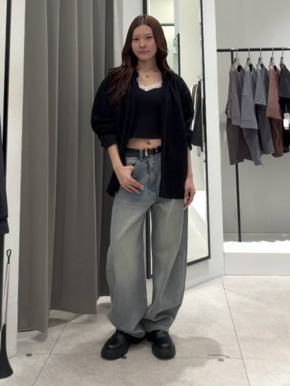ブラック系のシャツ/ブラウス、ブルー系のデニムパンツ、ブラック系のその他シューズを着用したレディースの秋コーディネートの3枚目の写真