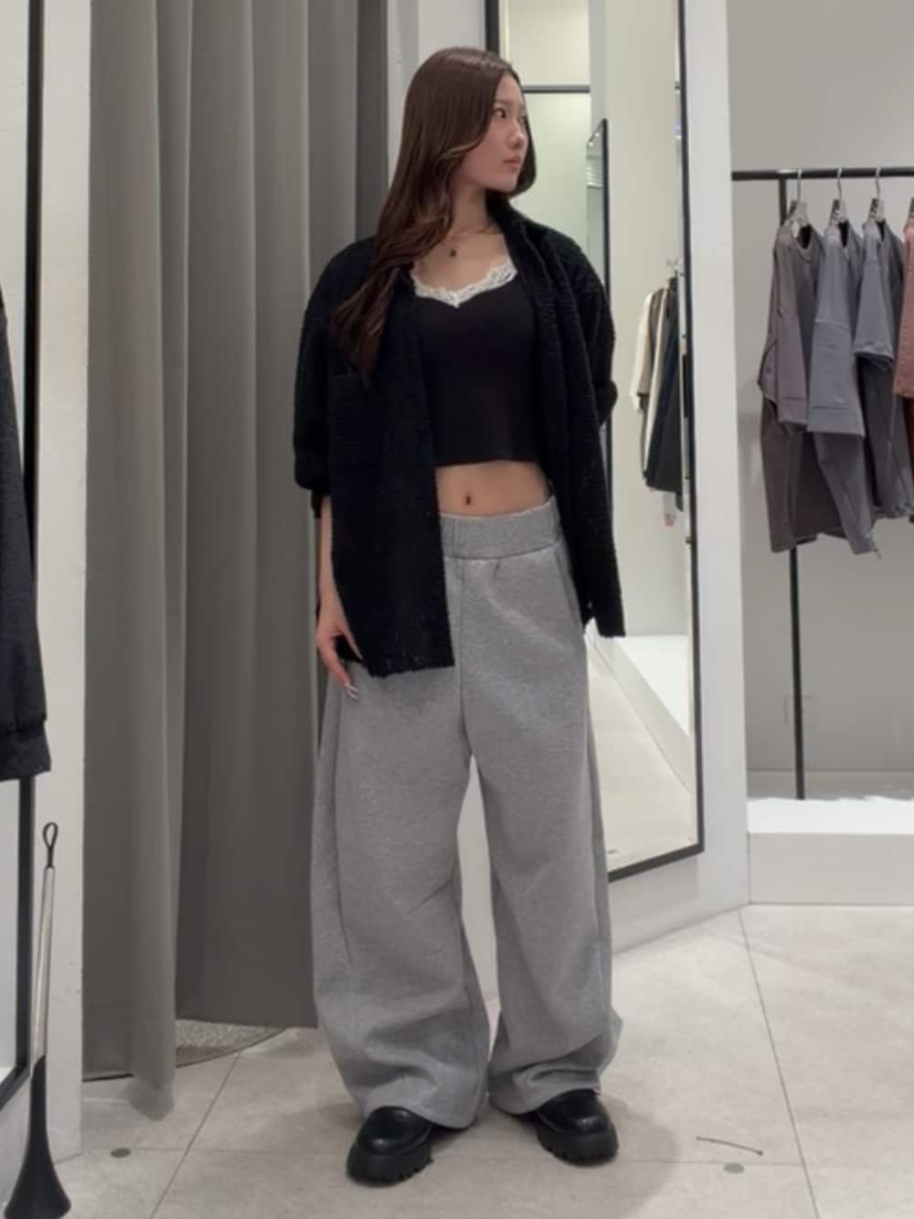 ブラック系のシャツ/ブラウス、グレー系のスウェットパンツ、ブラック系のローファーを着用したレディースの秋コーディネートの2枚目の写真
