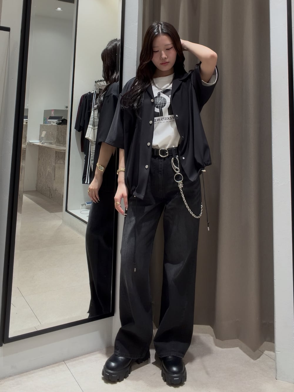 ブラック系のその他シューズ、ブラック系のデニムパンツ、ブラック系のシャツ/ブラウスを着用したレディースの夏コーディネートの2枚目の写真