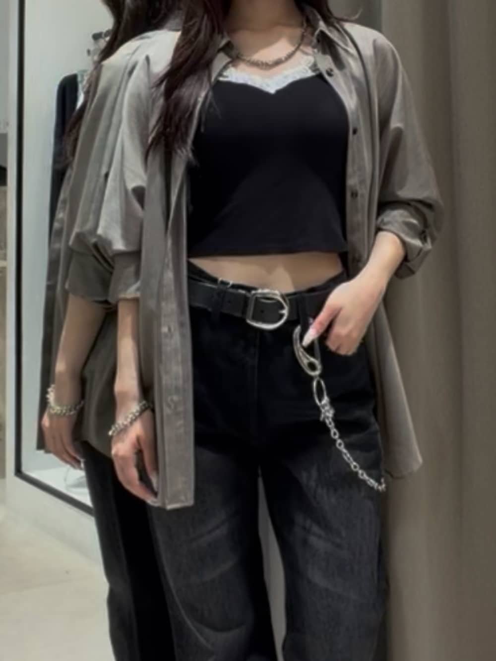 グレー系のシャツ/ブラウス、ブルー系のデニムパンツ、ブラック系のその他シューズを着用したレディースの夏コーディネートの4枚目の写真