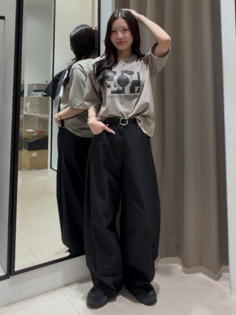 グレー系のTシャツ/カットソー、ブラック系のスラックス、ブラック系のベルトを着用したレディースの夏コーディネートの3枚目の写真