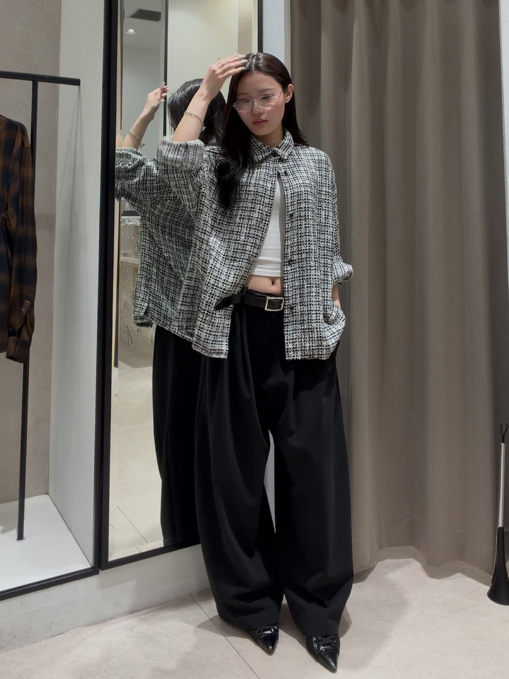 ブラック系のシャツ/ブラウス、ブラック系のスラックス、シルバー系のサングラスを着用したレディースの春コーディネートの5枚目の写真
