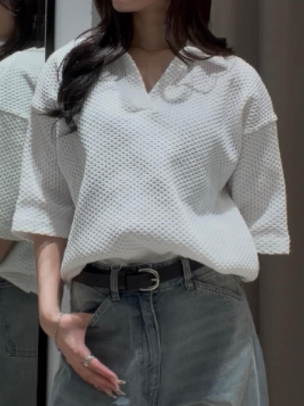 ホワイト系のニット/セーター、ブルー系のデニムパンツ、ブラック系のその他シューズを着用したレディースの夏コーディネートの5枚目の写真