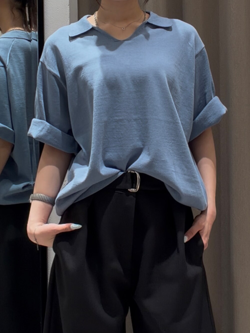 ブラック系のその他シューズ、ブラック系のスラックス、ブルー系のTシャツ/カットソーを着用したレディースの春コーディネートの5枚目の写真