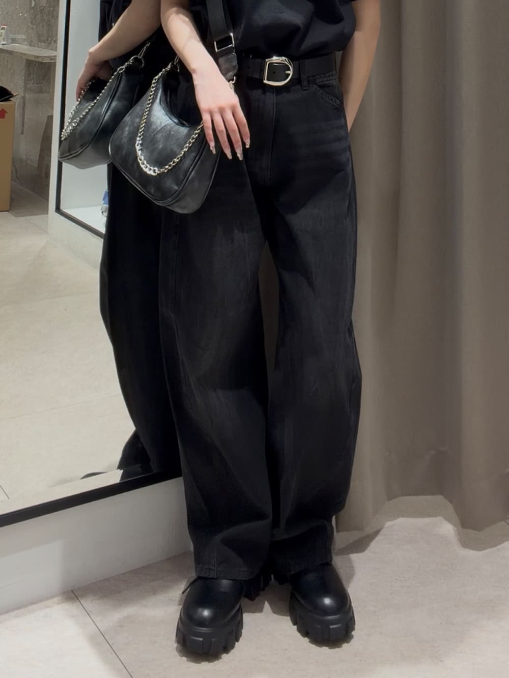 ブラック系のデニムパンツ、ブラック系のショルダーバッグ、ブラック系のTシャツ/カットソーを着用したレディースの夏コーディネートの4枚目の写真