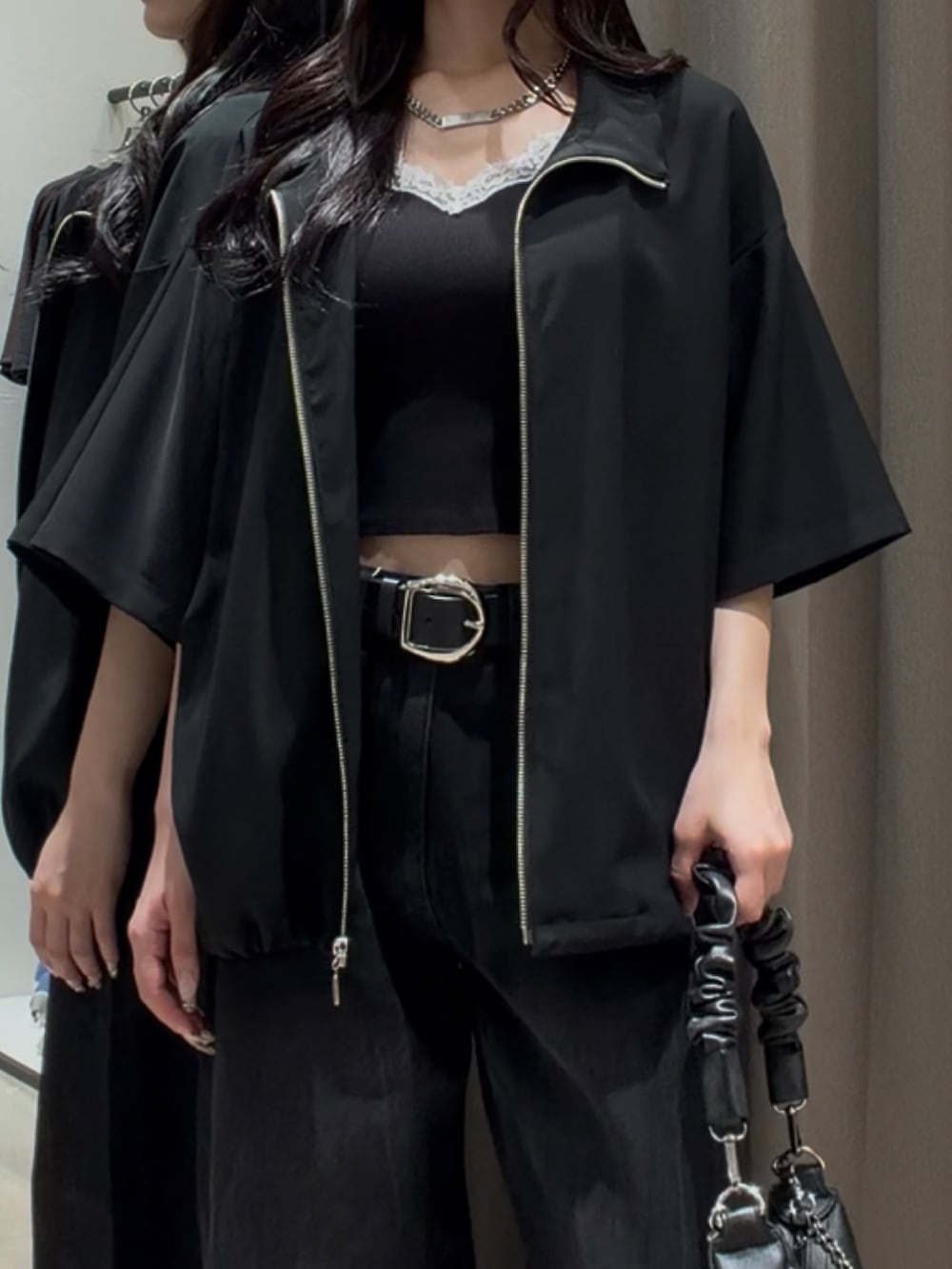 ブラック系のシャツ/ブラウス、ブラック系のデニムパンツ、ブラック系のその他シューズを着用したレディースの夏コーディネートの4枚目の写真