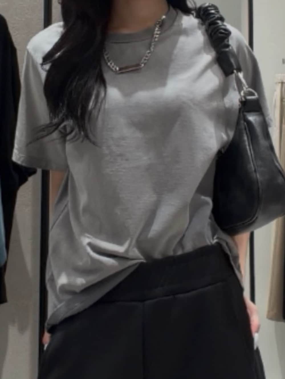 ブラック系のショルダーバッグ、ブラック系のその他シューズ、グレー系のTシャツ/カットソーを着用したレディースの春コーディネートの5枚目の写真