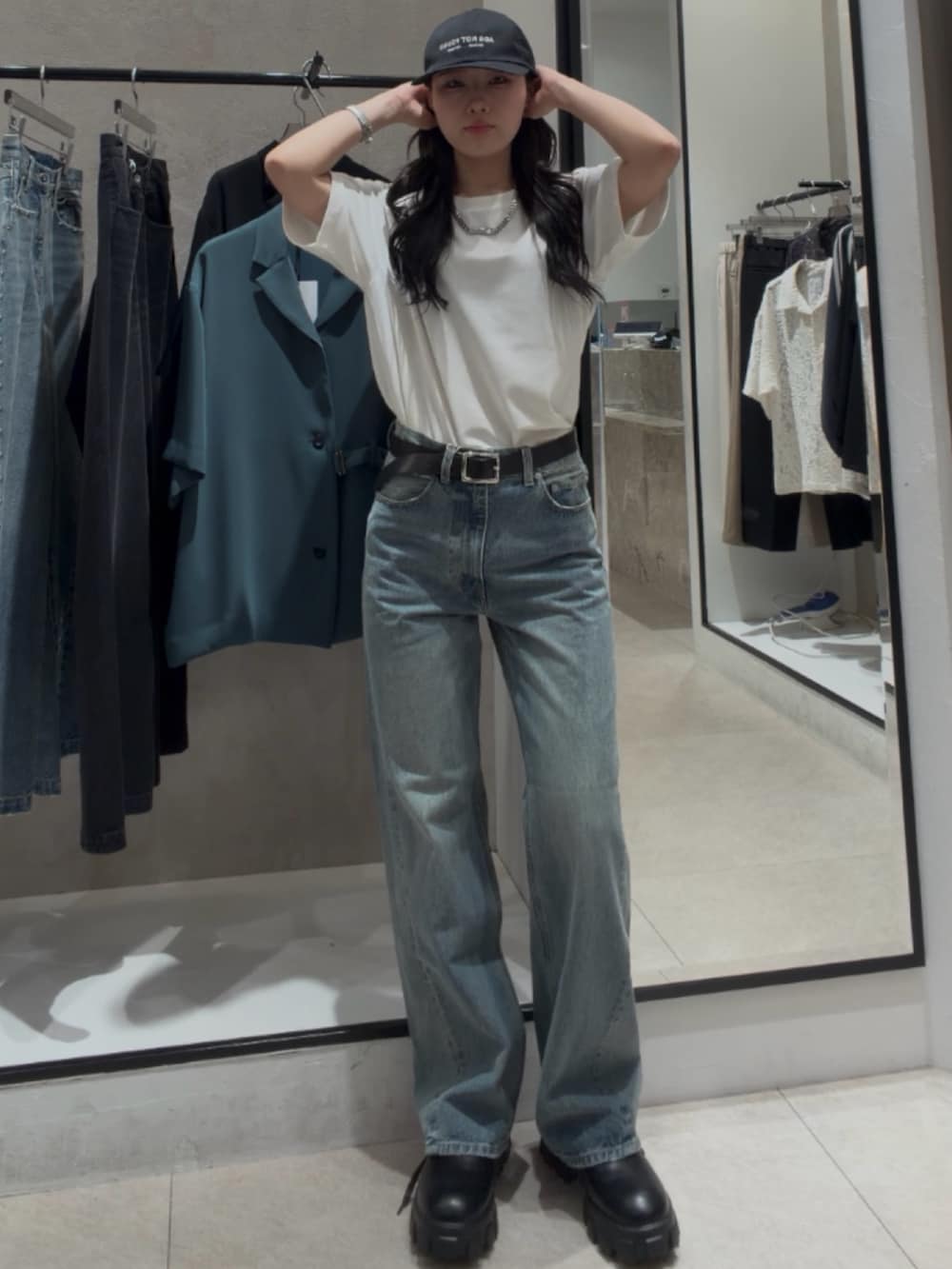ホワイト系のTシャツ/カットソー、ブラック系のその他シューズ、ブルー系のデニムパンツを着用したレディースの春コーディネートの3枚目の写真