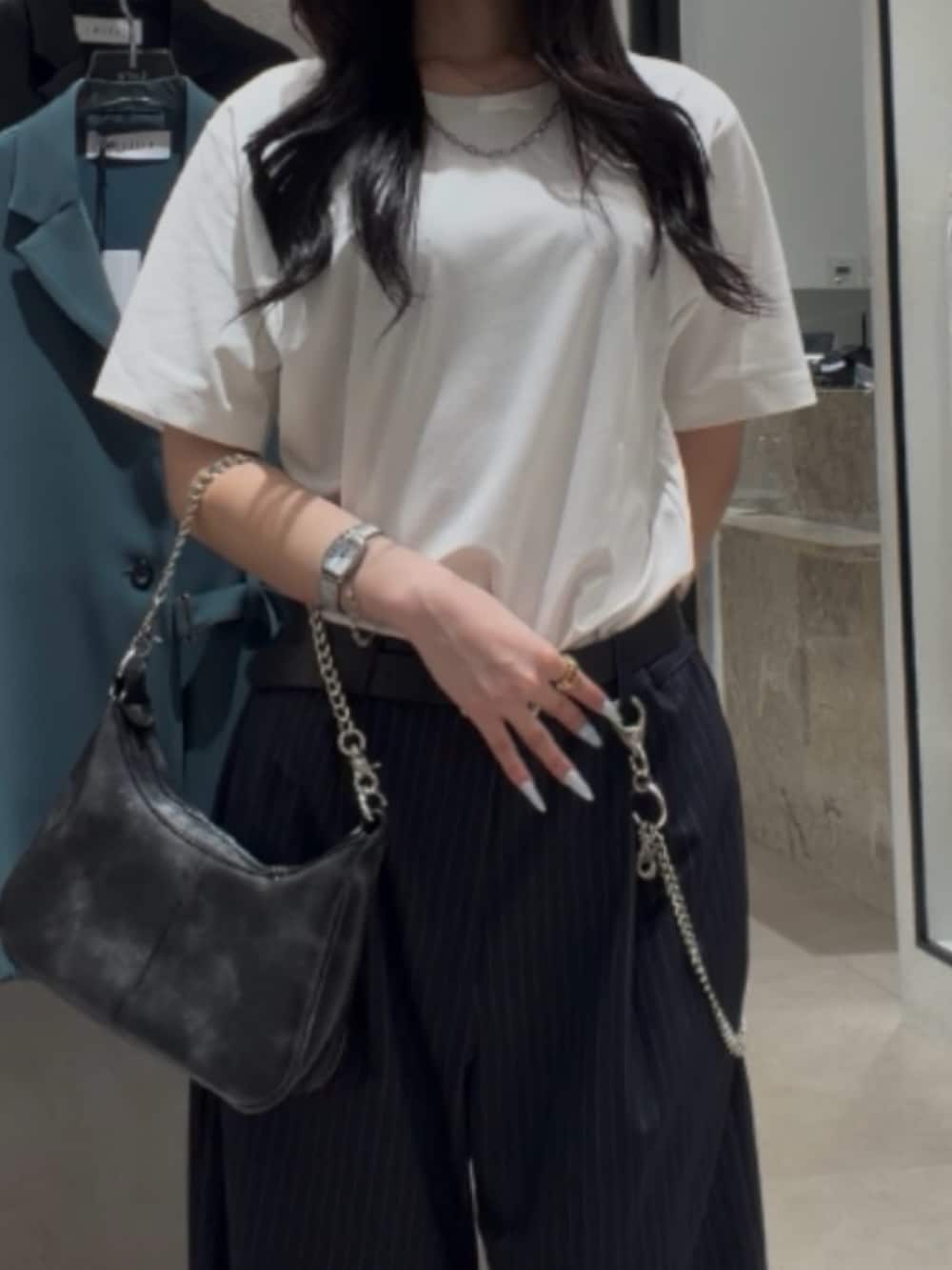 ホワイト系のTシャツ/カットソー、ブラック系のその他シューズ、ブラック系のショルダーバッグを着用したレディースの春コーディネートの5枚目の写真