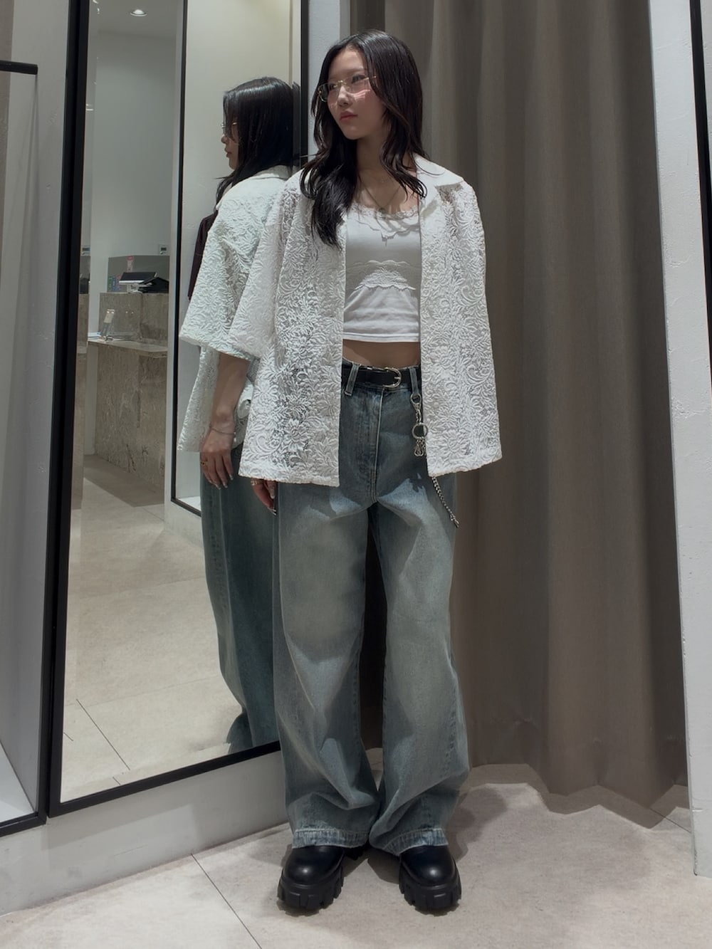 ホワイト系のシャツ/ブラウス、ブルー系のデニムパンツ、ブラック系のその他シューズを着用したレディースの夏コーディネートの2枚目の写真