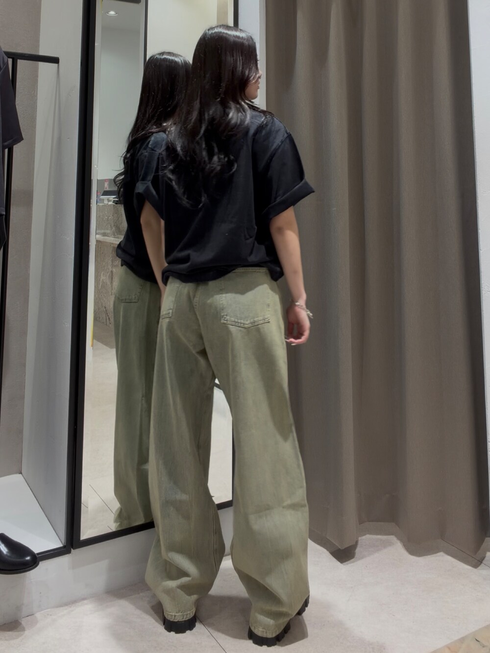 グレー系のTシャツ/カットソー、グリーン系のデニムパンツ、ブラック系のその他シューズを着用したレディースの夏コーディネートの4枚目の写真