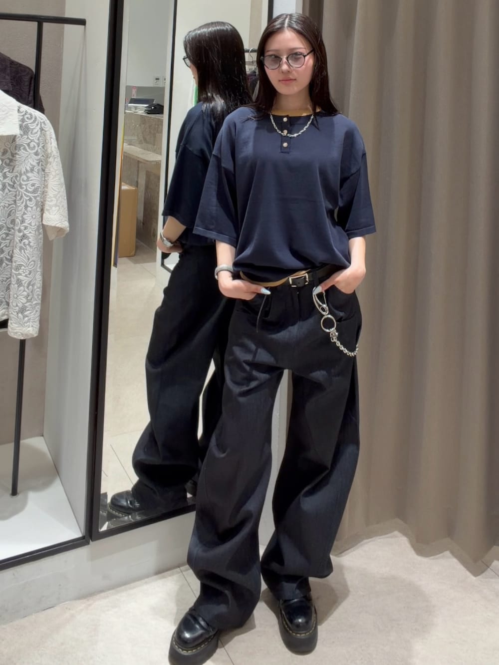 ブルー系のTシャツ/カットソー、ブルー系のデニムパンツ、ブラック系のベルトを着用したレディースの春コーディネートの2枚目の写真