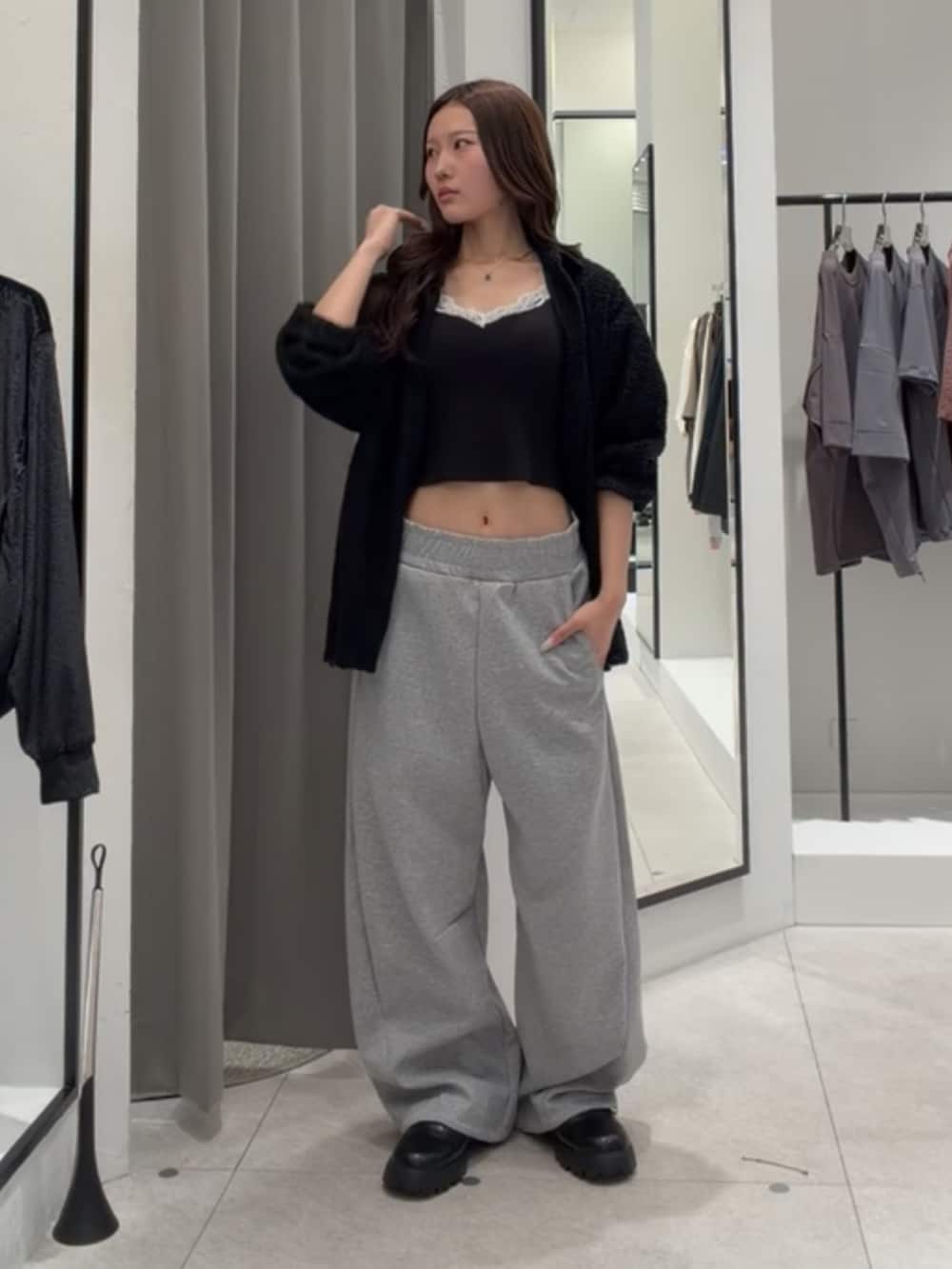 ブラック系のシャツ/ブラウス、グレー系のスウェットパンツ、ブラック系のローファーを着用したレディースの秋コーディネートの3枚目の写真