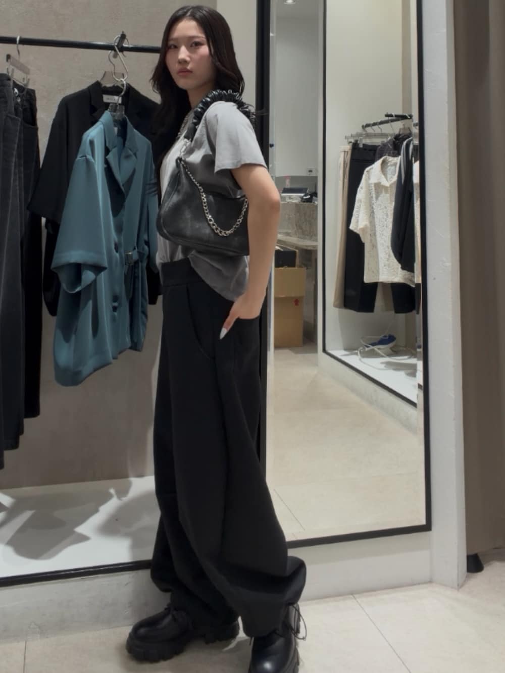 ブラック系のショルダーバッグ、ブラック系のその他シューズ、グレー系のTシャツ/カットソーを着用したレディースの春コーディネートの4枚目の写真