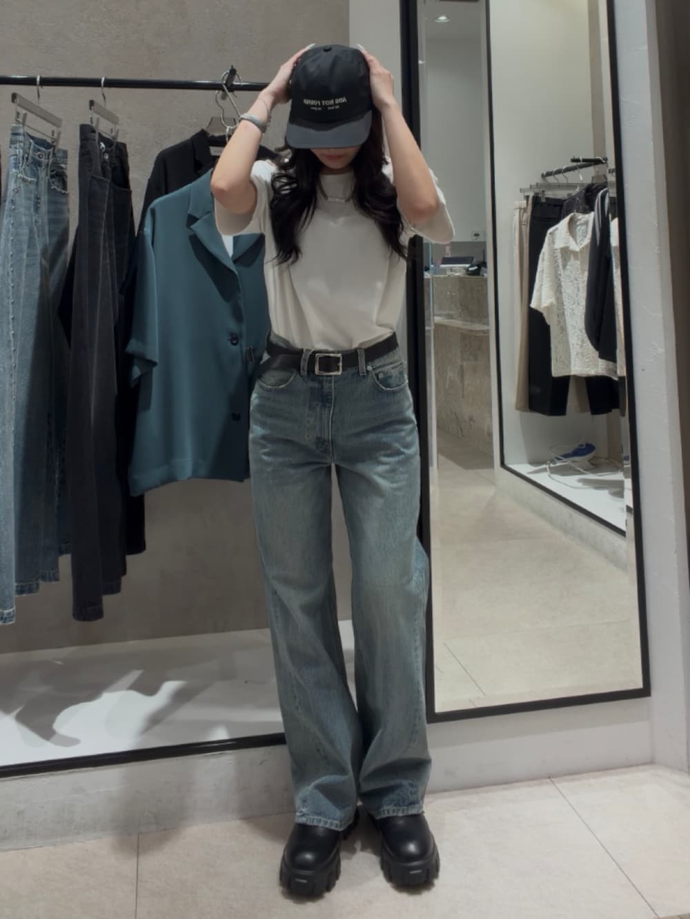 ホワイト系のTシャツ/カットソー、ブラック系のその他シューズ、ブルー系のデニムパンツを着用したレディースの春コーディネートの4枚目の写真