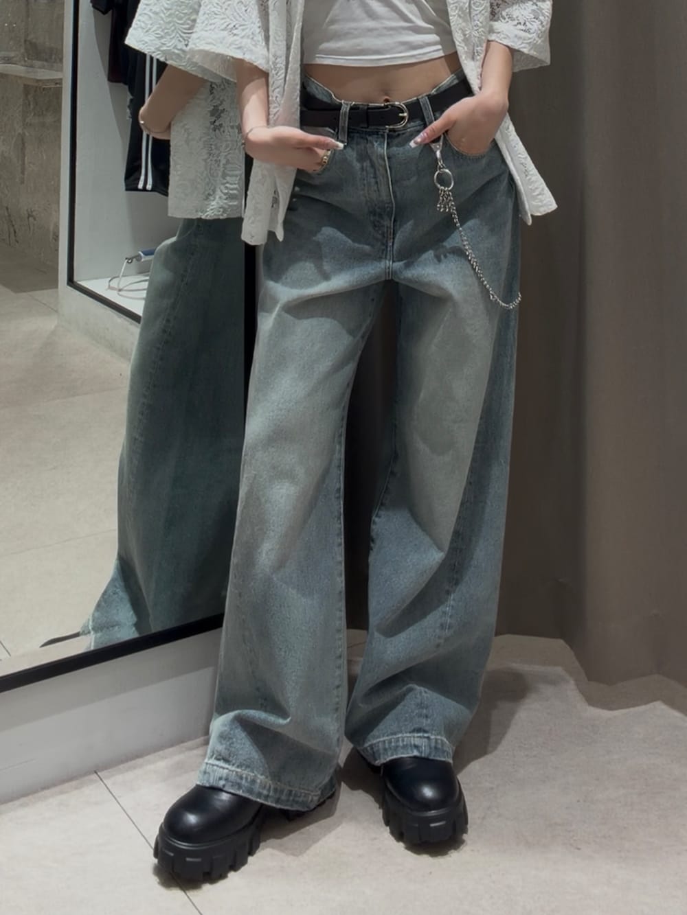 ホワイト系のシャツ/ブラウス、ブルー系のデニムパンツ、ブラック系のその他シューズを着用したレディースの夏コーディネートの5枚目の写真