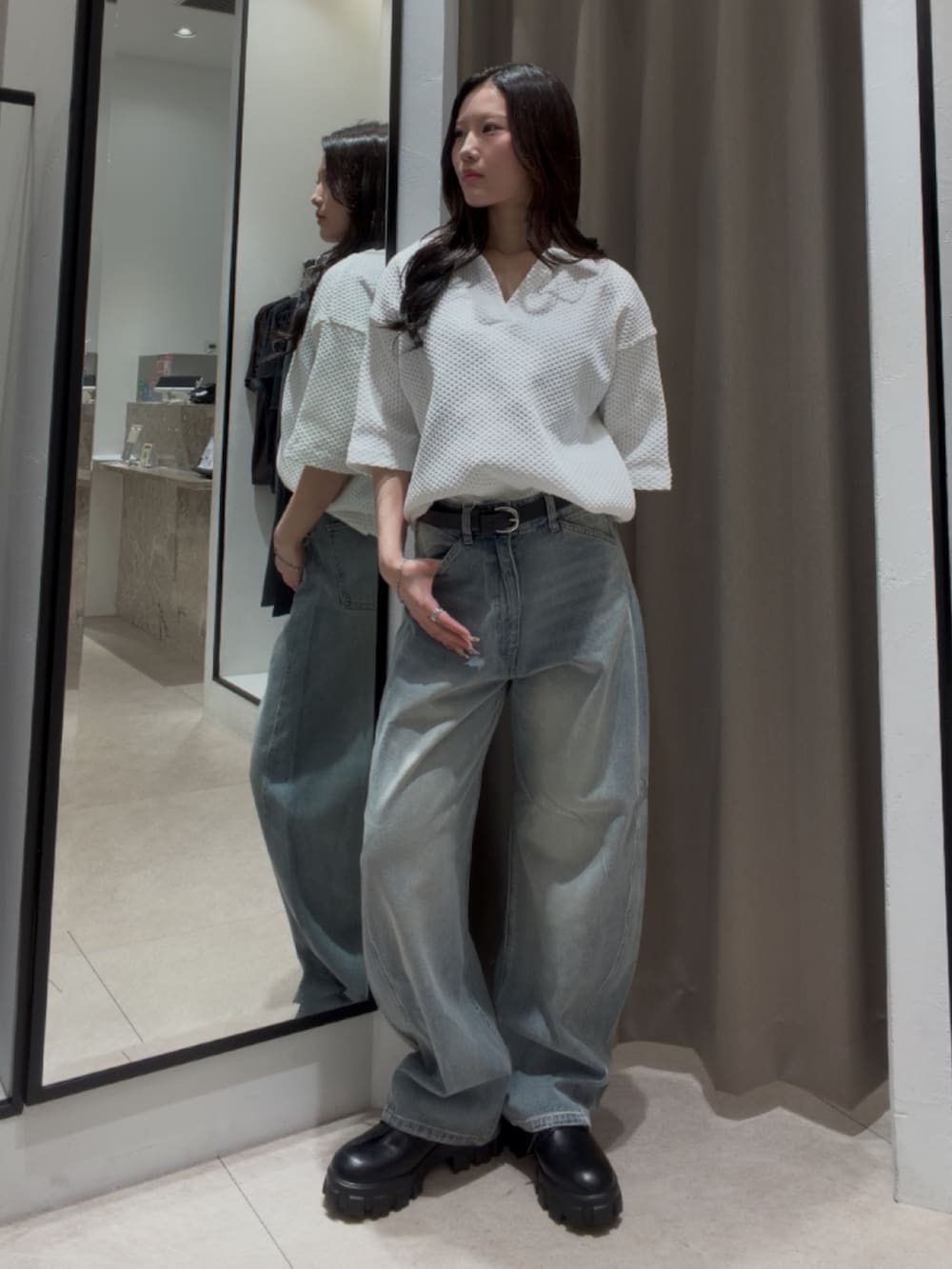 ホワイト系のニット/セーター、ブルー系のデニムパンツ、ブラック系のその他シューズを着用したレディースの夏コーディネートの2枚目の写真