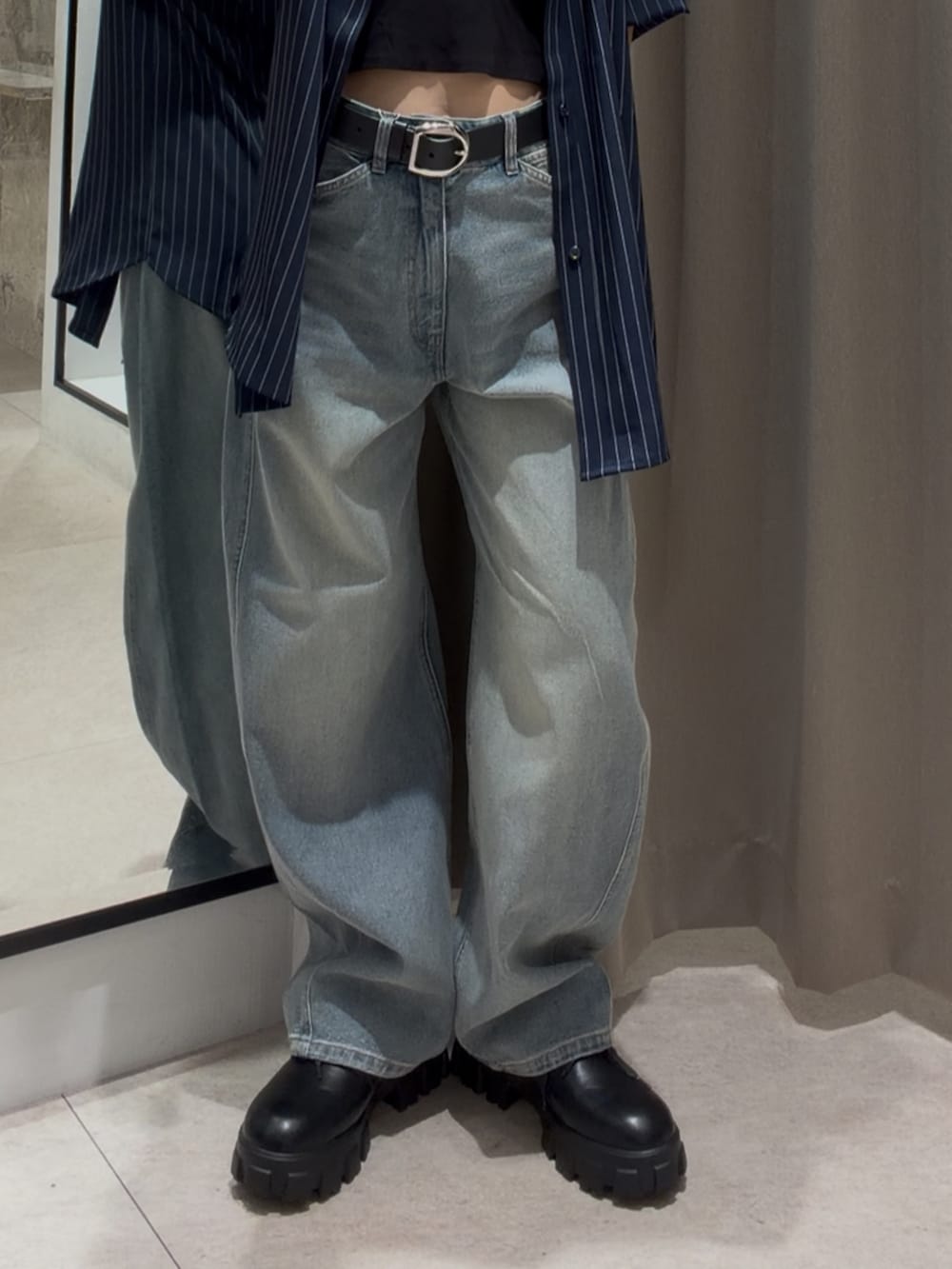 ブルー系のシャツ/ブラウス、ブルー系のデニムパンツ、ブラック系のその他シューズを着用したレディースの夏コーディネートの3枚目の写真