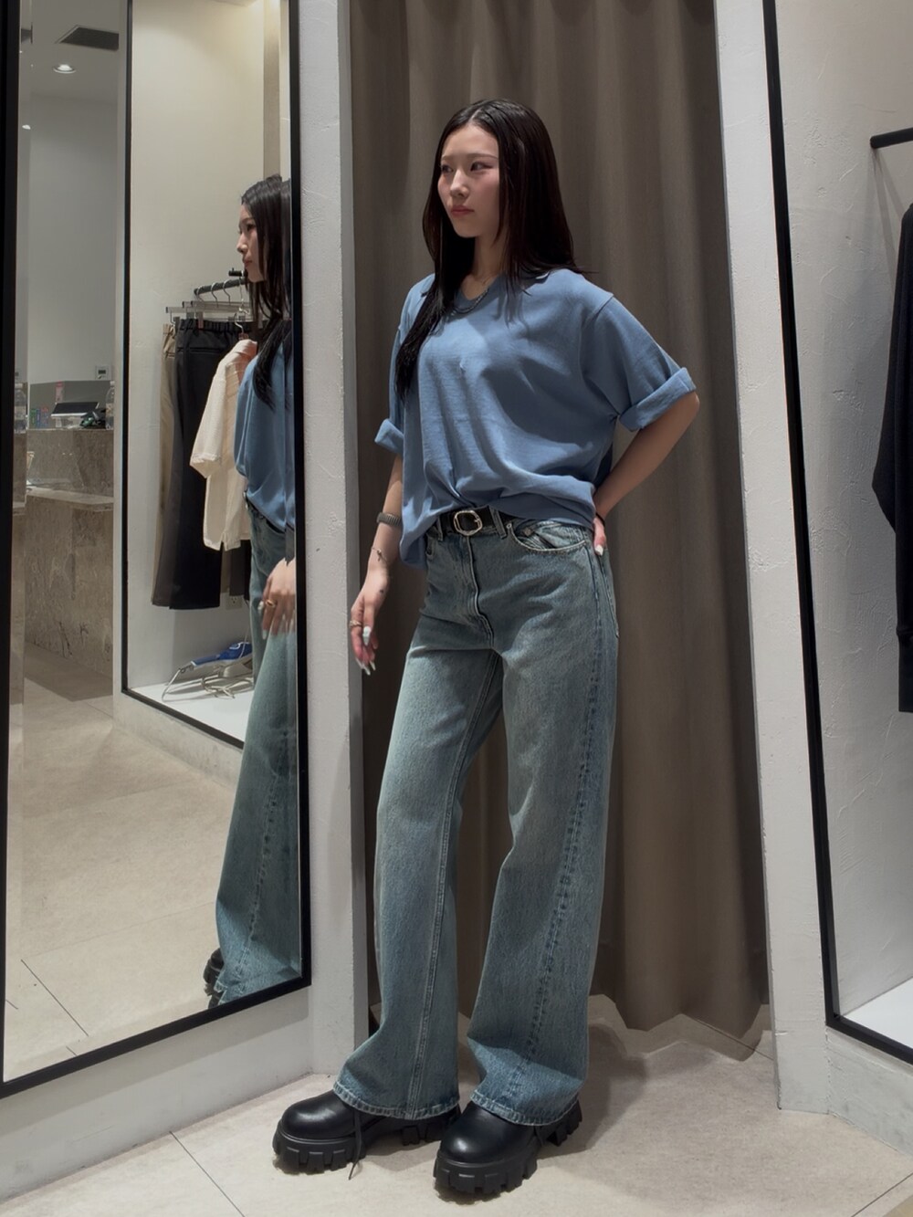 ブルー系のTシャツ/カットソー、ブルー系のデニムパンツ、ブラック系のその他シューズを着用したレディースの春コーディネートの3枚目の写真