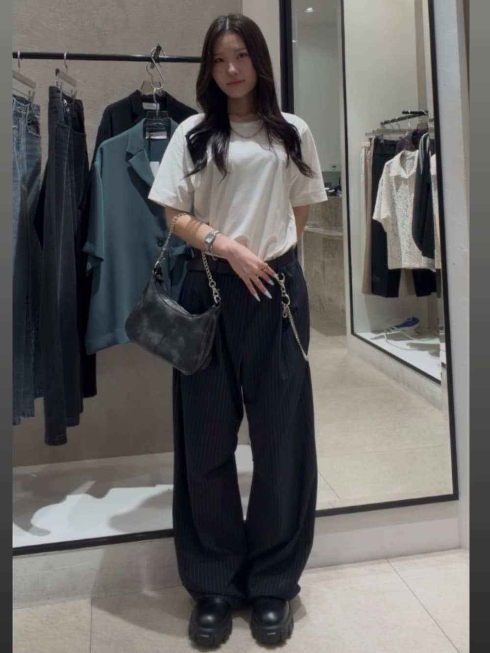ホワイト系のTシャツ/カットソー、ブラック系のその他シューズ、ブラック系のショルダーバッグを着用したレディースの春コーディネートの4枚目の写真