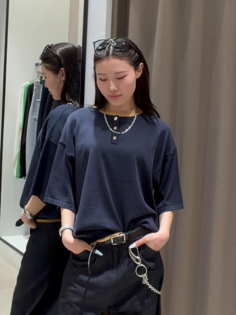 ブルー系のTシャツ/カットソー、ブルー系のデニムパンツ、ブラック系のベルトを着用したレディースの春コーディネートの6枚目の写真