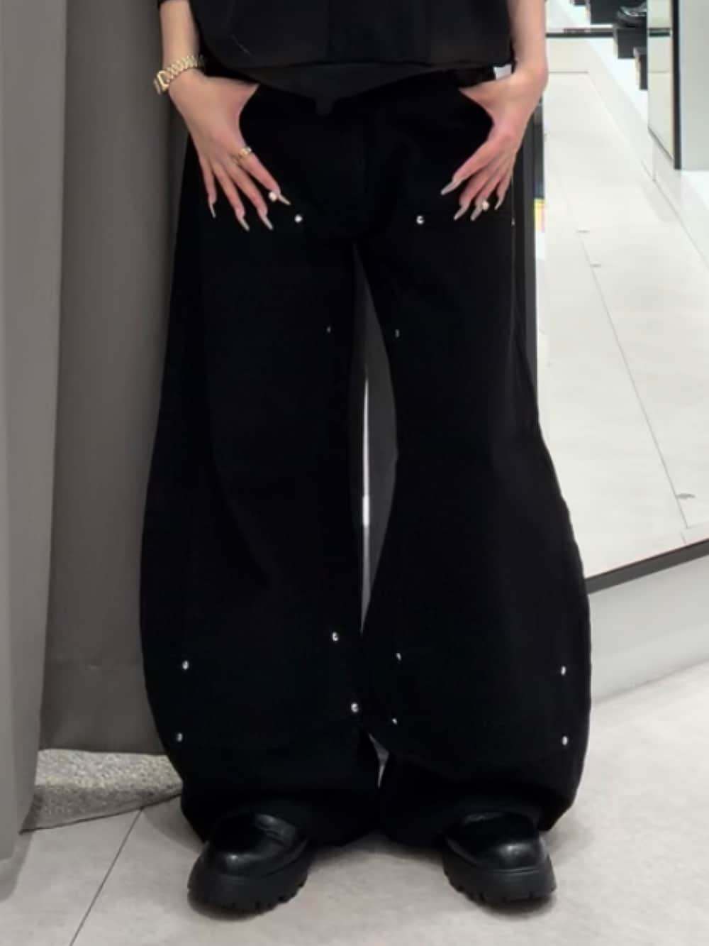 ブラック系のスウェット、ブラック系のデニムパンツ、ブラック系のその他シューズを着用したレディースの秋コーディネートの4枚目の写真