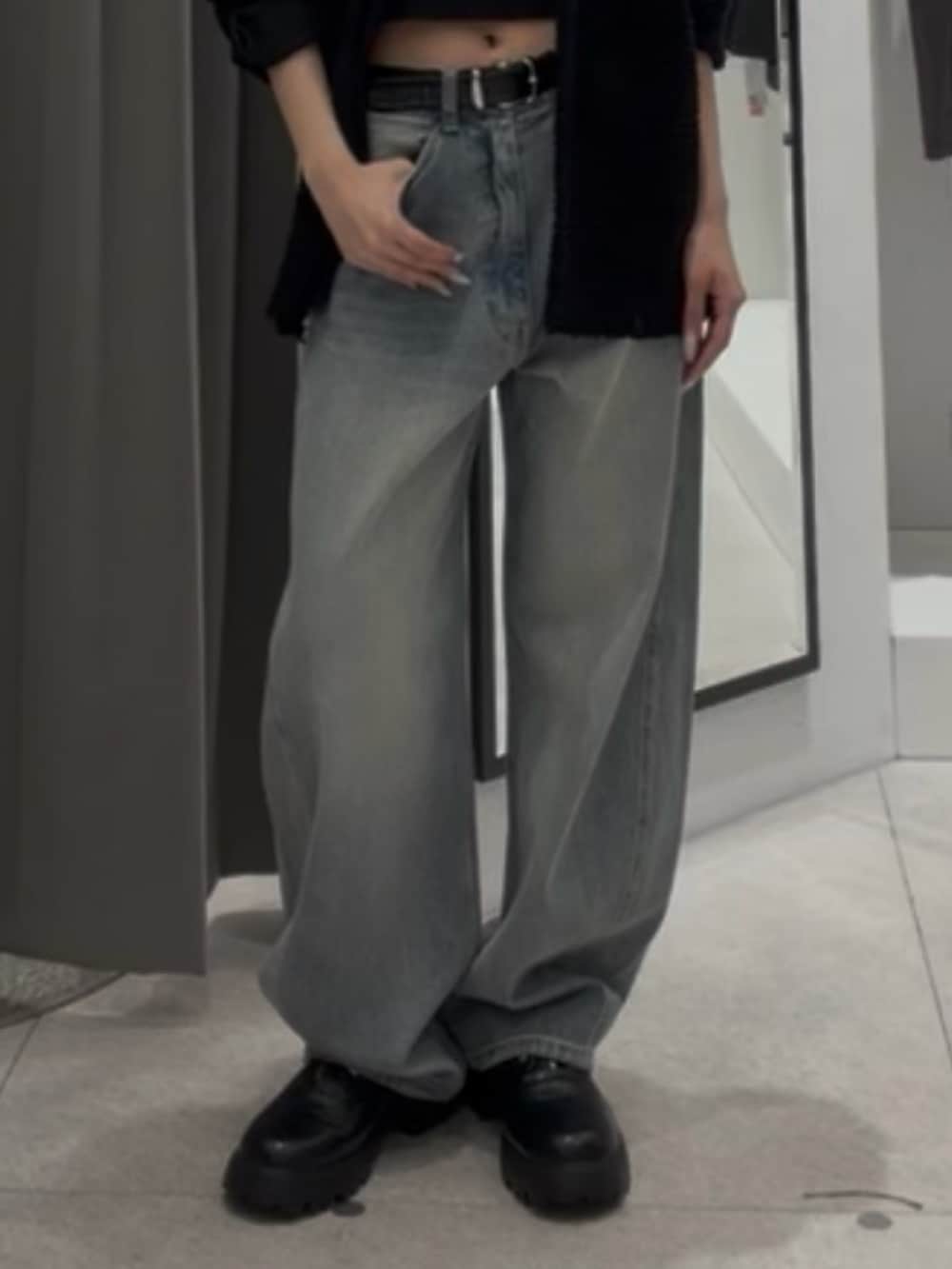 ブラック系のシャツ/ブラウス、ブルー系のデニムパンツ、ブラック系のその他シューズを着用したレディースの秋コーディネートの5枚目の写真