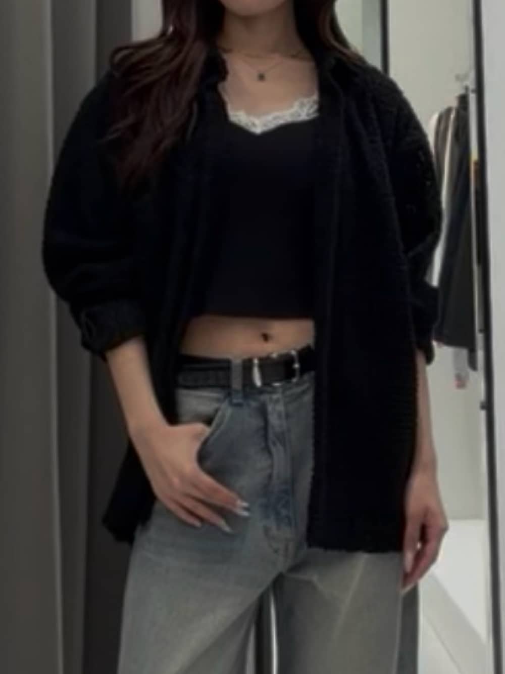 ブラック系のシャツ/ブラウス、ブルー系のデニムパンツ、ブラック系のその他シューズを着用したレディースの秋コーディネートの4枚目の写真