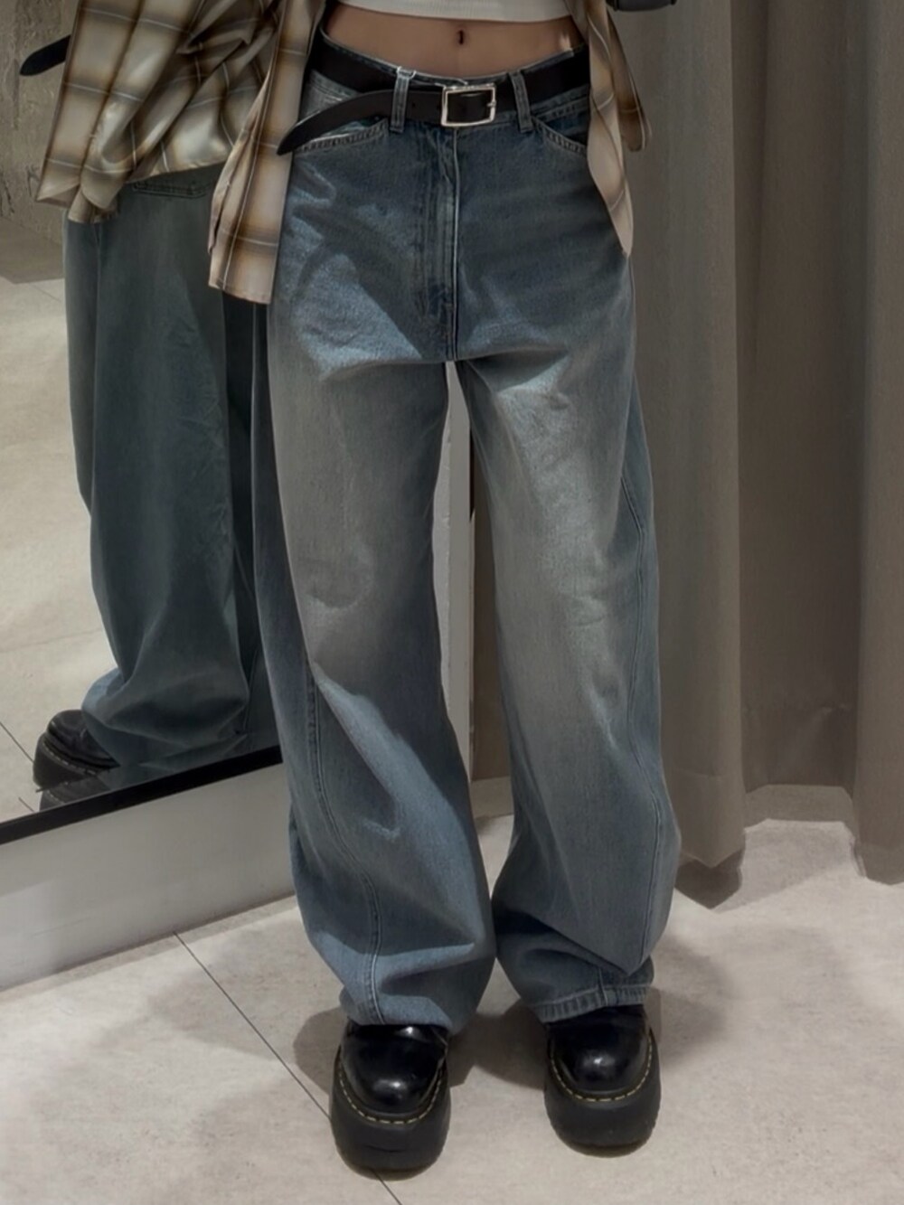 ブルー系のデニムパンツ、ホワイト系のシャツ/ブラウス、ブラック系のショルダーバッグを着用したレディースの春コーディネートの8枚目の写真