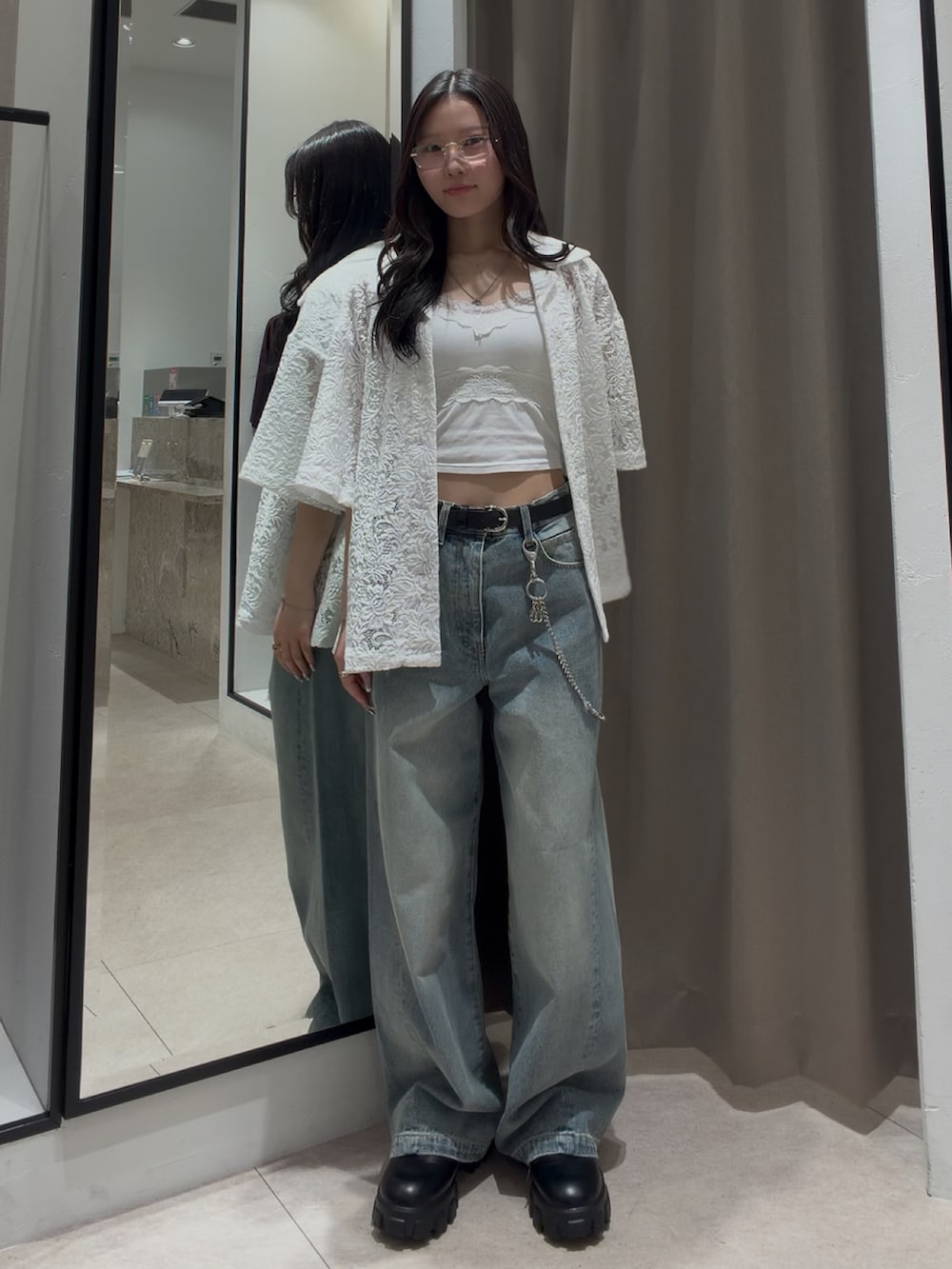 ホワイト系のシャツ/ブラウス、ブルー系のデニムパンツ、ブラック系のその他シューズを着用したレディースの夏コーディネートの3枚目の写真