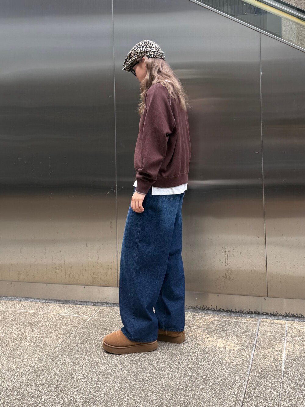 ブラウン系のニット/セーター、ホワイト系のTシャツ/カットソー、ブルー系のその他パンツを着用したレディースの秋コーディネートの2枚目の写真