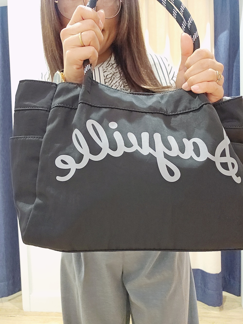 ブラック系のシャツ/ブラウス、グレー系のその他パンツ、ブラック系のトートバッグを着用したレディースの秋コーディネートの5枚目の写真