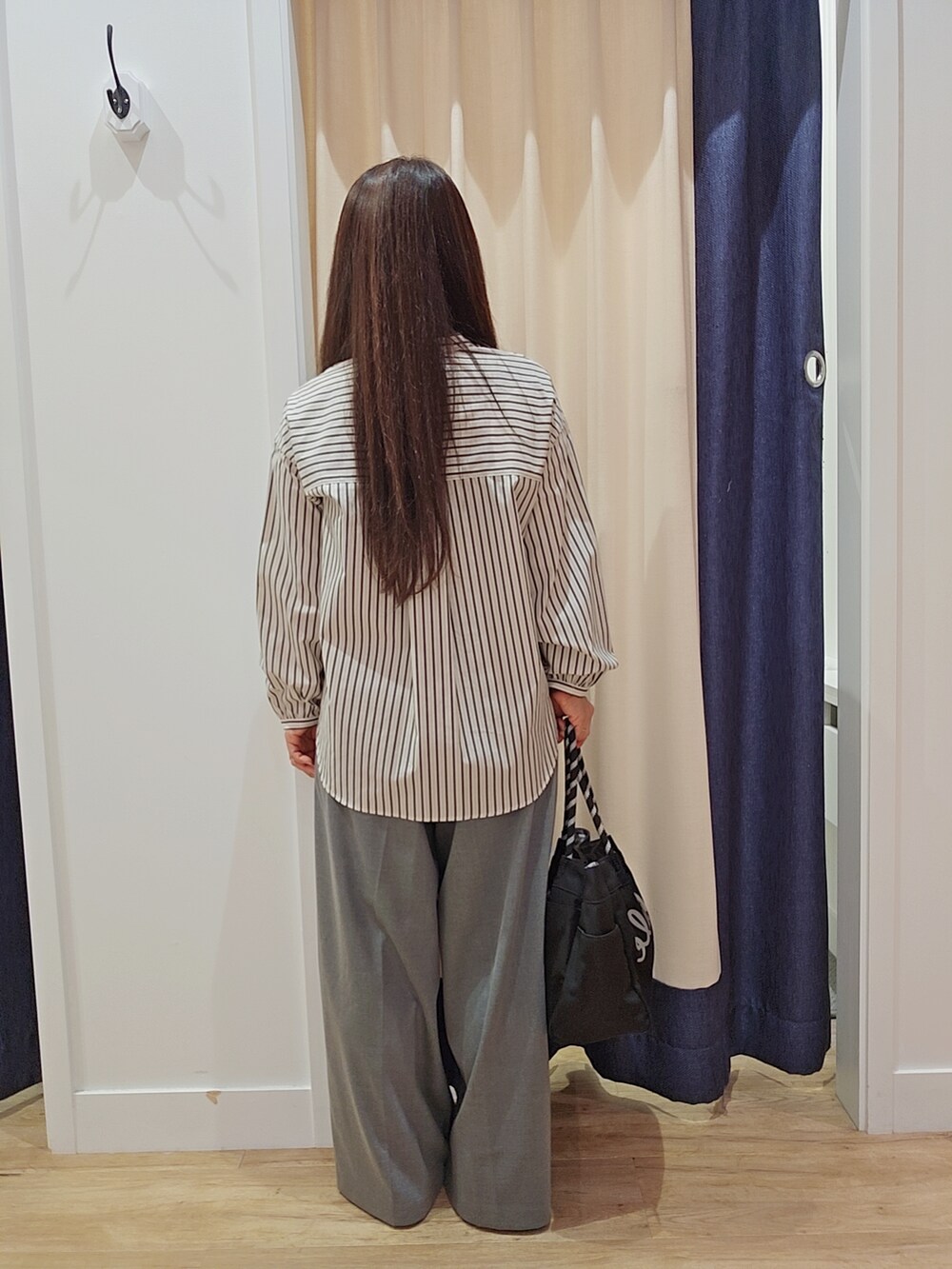 ブラック系のシャツ/ブラウス、グレー系のその他パンツ、ブラック系のトートバッグを着用したレディースの秋コーディネートの4枚目の写真