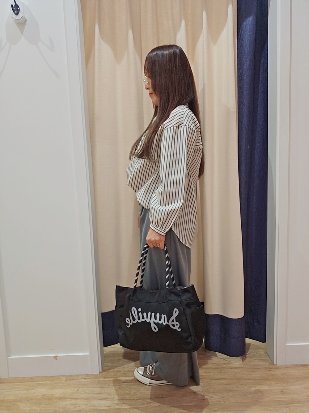 ブラック系のシャツ/ブラウス、グレー系のその他パンツ、ブラック系のトートバッグを着用したレディースの秋コーディネートの2枚目の写真