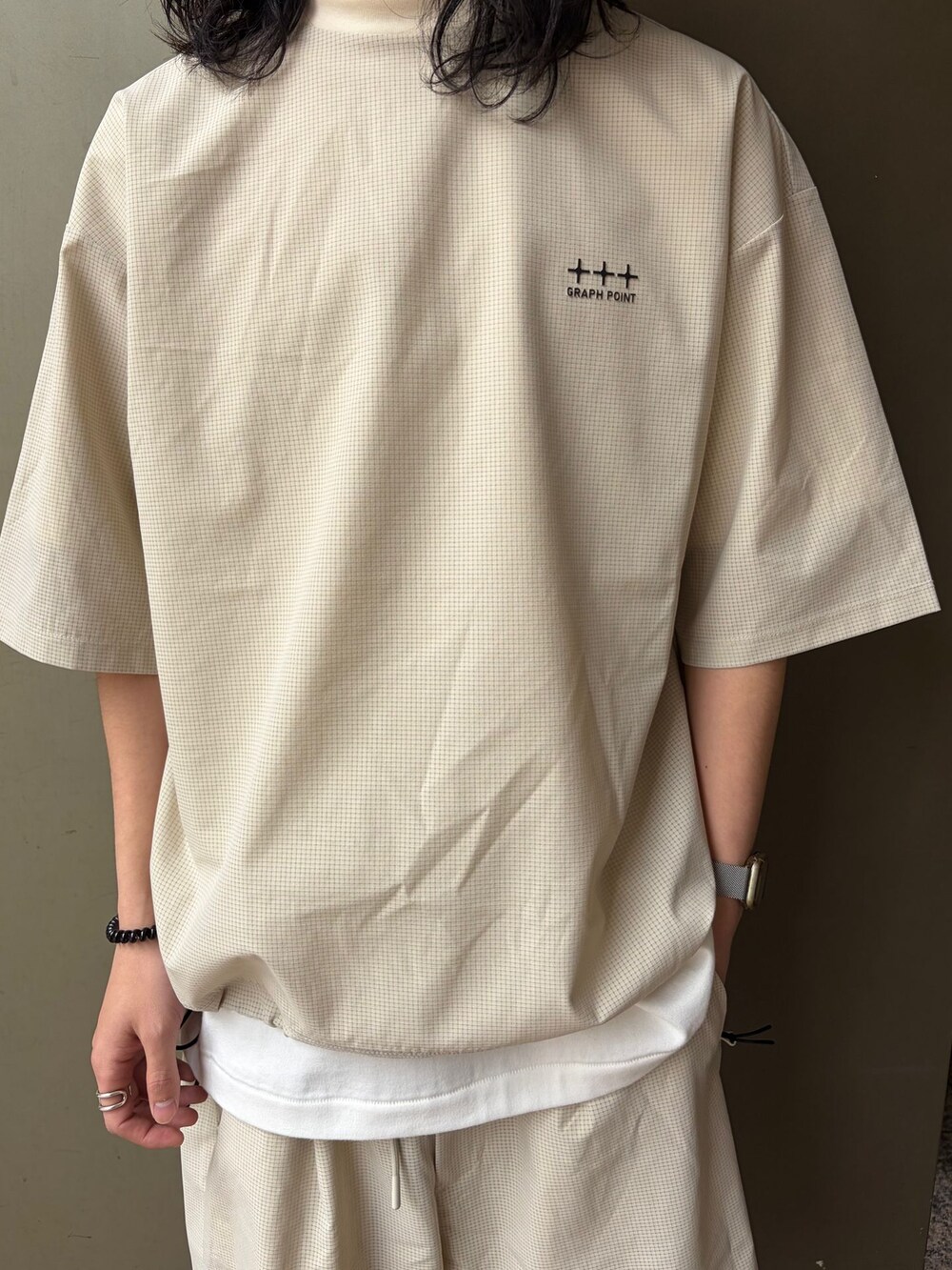ベージュ系のその他パンツ、ベージュ系のTシャツ/カットソー、ホワイト系のTシャツ/カットソーを着用したメンズの春コーディネートの5枚目の写真