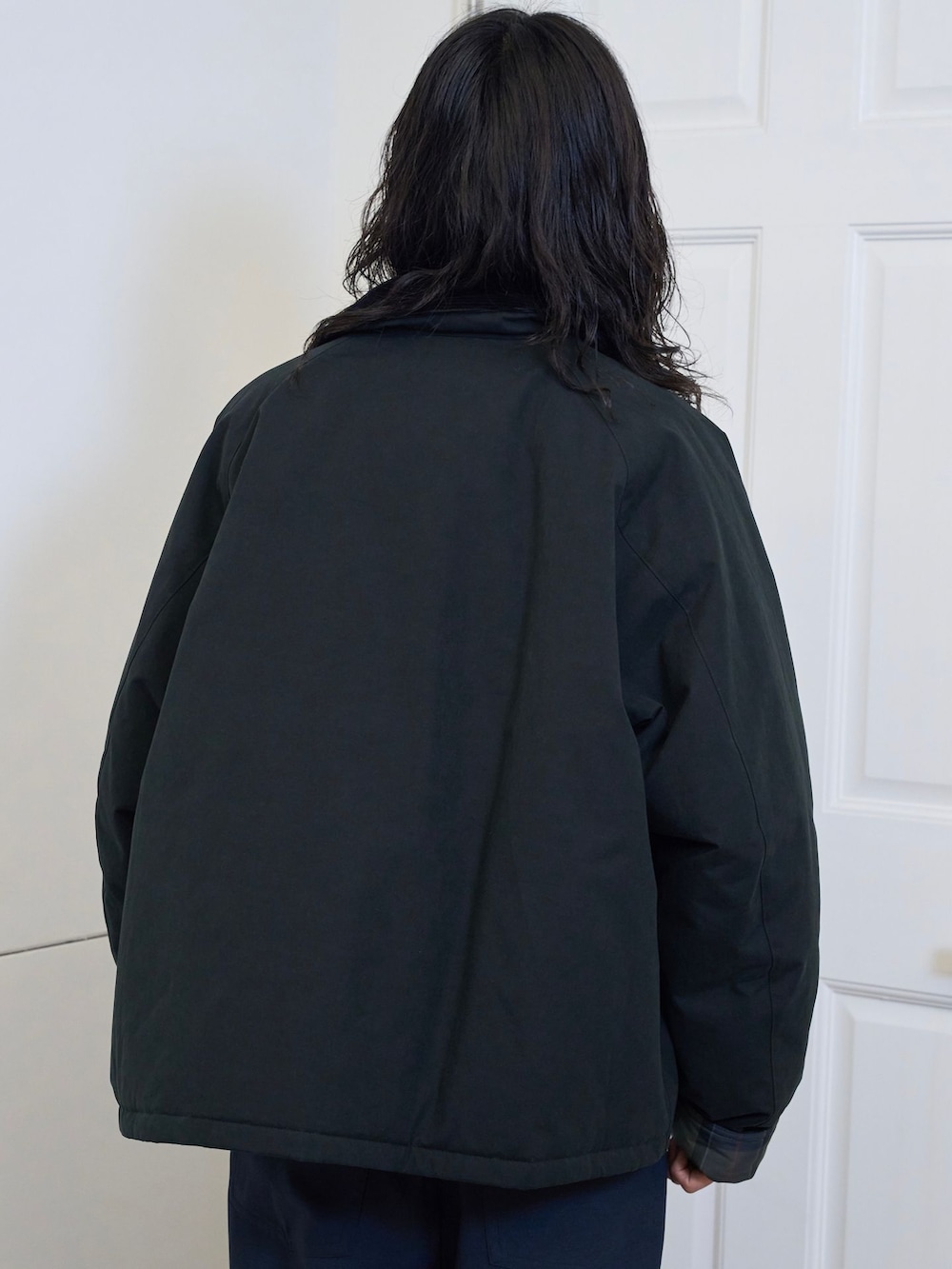 ブラック系のその他アウター、ブルー系のその他パンツ、ホワイト系のTシャツ/カットソーを着用したメンズの秋コーディネートの6枚目の写真