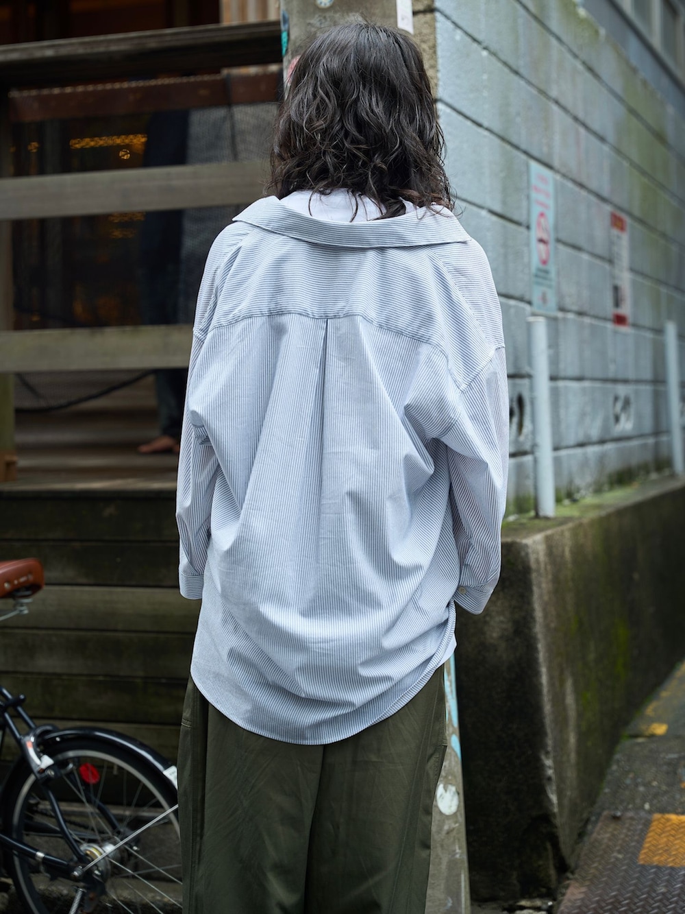 グリーン系のその他パンツ、ブルー系のシャツ/ブラウスを着用したメンズの夏コーディネートの7枚目の写真