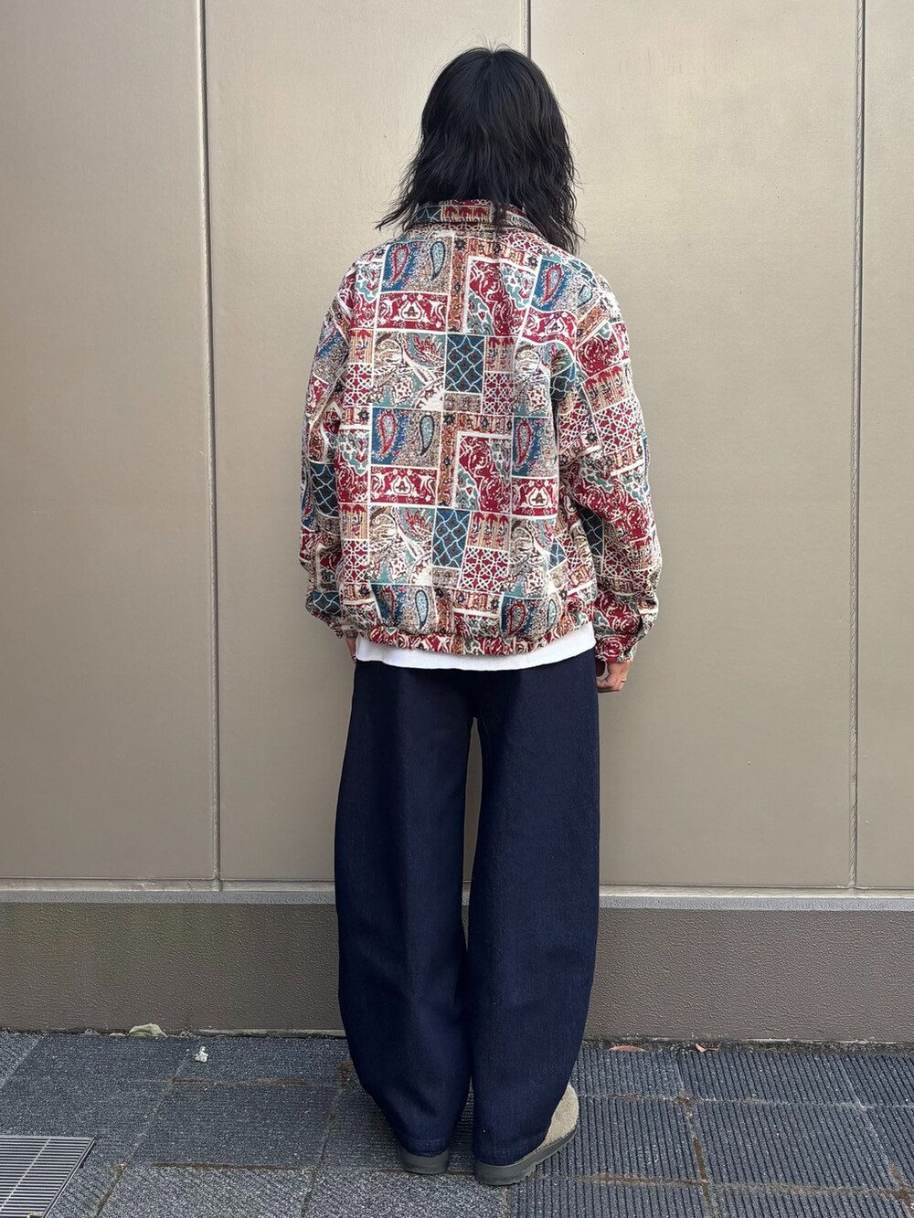ホワイト系のTシャツ/カットソー、ホワイト系のその他アウター、ブルー系のスラックスを着用したメンズの冬コーディネートの3枚目の写真