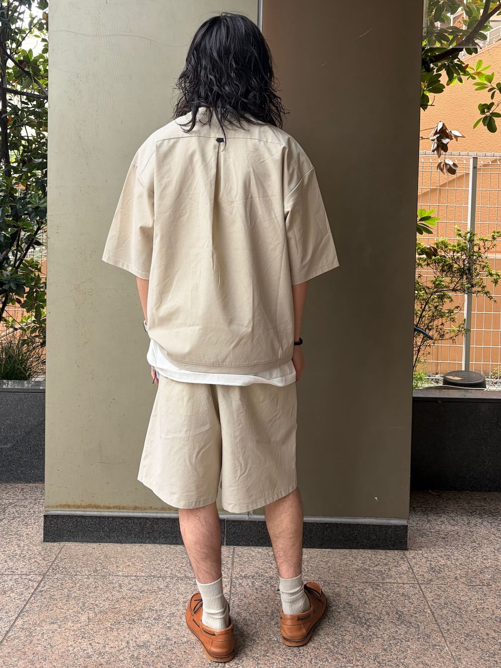 ベージュ系のその他パンツ、ベージュ系のTシャツ/カットソー、ホワイト系のTシャツ/カットソーを着用したメンズの春コーディネートの3枚目の写真