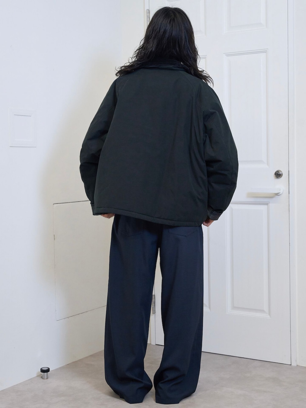 ブラック系のその他アウター、ブルー系のその他パンツ、ホワイト系のTシャツ/カットソーを着用したメンズの秋コーディネートの3枚目の写真