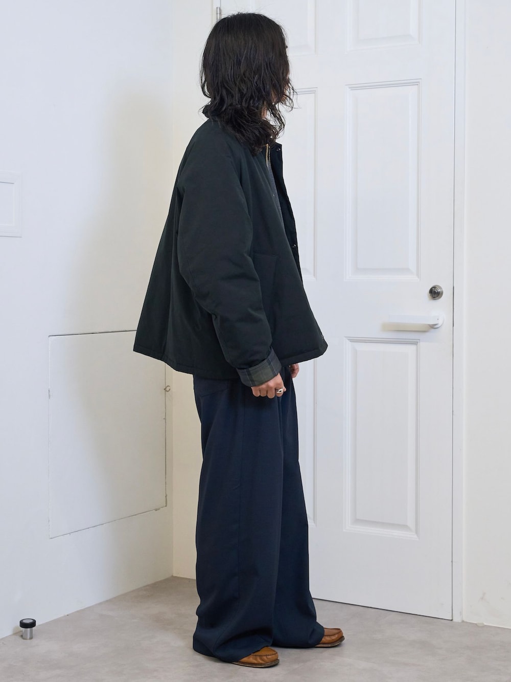ブラック系のその他アウター、ブルー系のその他パンツ、ホワイト系のTシャツ/カットソーを着用したメンズの秋コーディネートの2枚目の写真